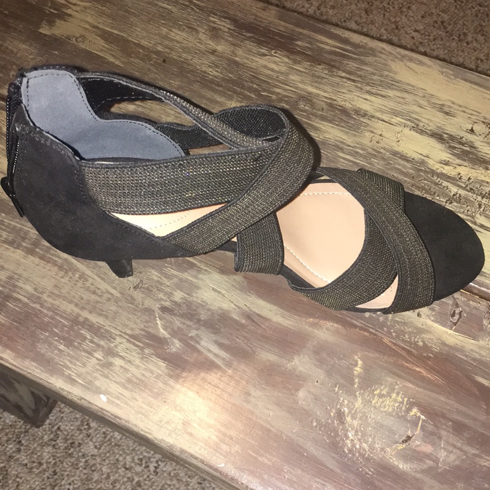 NWOT Black heel with gold accents.